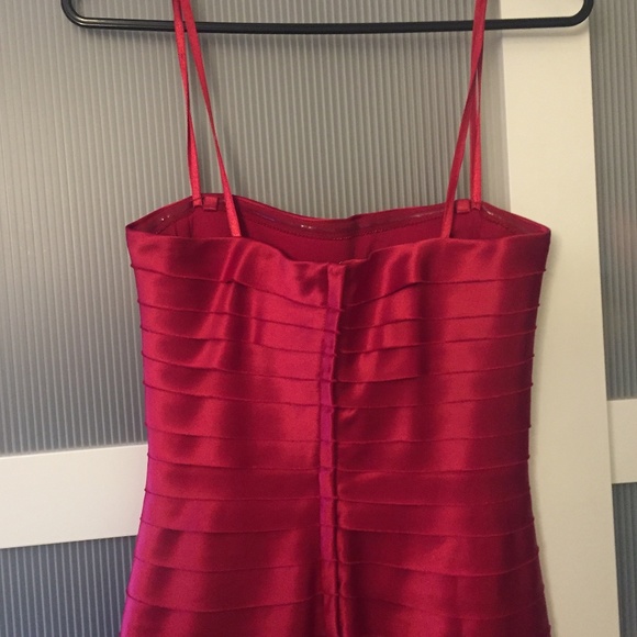 Stunning Red BCBG Laser Cut Tiered Dress NWOT - Picture 5 of 9